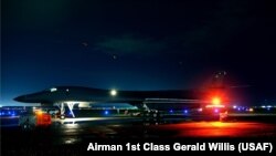 美国空军一架B1-B轰炸机准备从关岛的安德森空军基地起飞。（2017年7月30日）