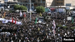 蘇萊曼尼的遺體星期天（1月5日）運抵伊朗後數千人走上街頭參加為其舉行的紀念儀式。