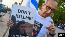 資料照片：被哈馬斯綁架的人質諾亞·阿加瑪尼的父親雅科夫·阿加瑪尼在特拉維夫藝術博物館外的非正式的“人質廣場”與媒體交談。(2023年12月16日)