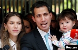 委內瑞拉反對派領袖和自稱臨時總統的瓜伊多與他的妻子法比亞娜•羅薩萊斯和女兒