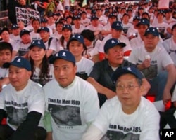 6月4日晚間在紐約參加燭光守望的民眾，前排右一為胡平，二排右一為魏京生