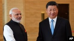 印度總理莫迪和中國國家主席習近平2018年4月在武漢握手（美聯社）