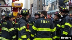 一名男子在纽新港务局客运总站附近引爆一枚管道炸弹后，消防队员站在附近（2017年12月11日）