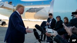 特朗普在登上“空軍一號”專機前往芝加哥參加國際警察局長協會大會之前對記者講話。 (2019年10月28日)