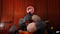 2019年7月1日，香港抗議者在立法會抗議香港逃犯條例。(美聯社）