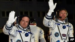 美國宇航員斯科特.凱利（左）與俄羅斯宇航員米哈伊爾.科爾尼年科（右）。