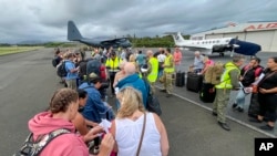 一群新西蘭遊客2024年5月21日準備搭機離開新喀裡多尼亞。 （新西蘭國防軍照片）