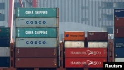 香港貨櫃碼頭，中海集運和中海集運的貨櫃在一艘貨櫃船上。(2018年7月25日) 