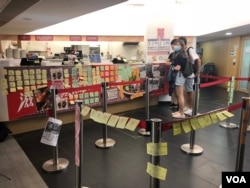 香港中文大學善衡書院飯堂被數以百計學生抵制，收銀處櫃臺被學生貼上反送中及反美心集團的標語，變成”連儂牆”。 (美國之音湯惠芸攝）