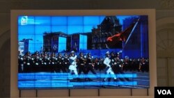 5月9日二战胜利庆典莫斯科红场阅兵最后彩排，俄罗斯媒体电视画面中显示的中国三军仪仗队。（美国之音白桦拍摄）