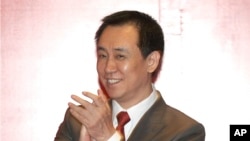 ແຟ້ມຮູບ-ໃນພາບຂອງວັນທີ 12 ມິຖຸນາ 2015, ຜູ້ກໍ່ຕັ້ງບໍລິສັດ Evergrande China ທ່ານສູ ເຈຍຢິນ (Xu Jiayin) ເຂົ້າຮ່ວມຖະແຫຼງຂ່າວ ສໍາລັບທີມເຕະບານ Guangzhou Evergrande ໃນເມືອງກວາງຊູ, ແຂວງກວາງດົງ ທີ່ຕັ້ງຢູ່ທາງພາກໃຕ້ຂອງຈີນ. 