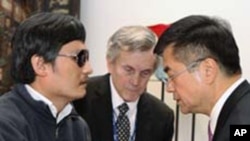 美國駐華大使駱家輝（右）和盲人維權人士陳光誠（左）2012年5月2日在北京交談