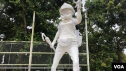 香港民主女神像2019年8月31號起在香港中文大學文化廣場亮相。（美國之音任新拍攝） 