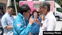 香港食物及衛生局局長高永文與一位長者辯論 （蘋果日報圖片） 