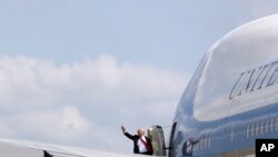 川普总统登上空军一号前挥手致意。