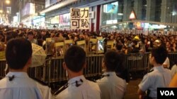 港警在旺角占领区与占领者对峙（美国之音海彦拍摄）