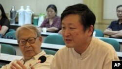 北京歷史學者章立凡(右)、中央黨校教授杜光(左)