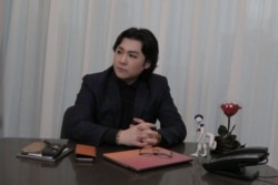 跟娱乐圈有接触的伊启威。（伊启威提供）