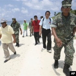 菲律賓眾議員貝洛(右三)與軍方高層官員2011年7月20日登上有主權爭議的中業島
