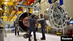 美国通用电器公司的技术人员正在印第安纳州的工厂内生产航空喷气发动机（2017年3月29日）。