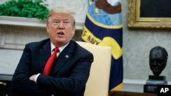 特朗普總統在白宮橢圓形辦公室對媒體講話。 （2018年10月9日）