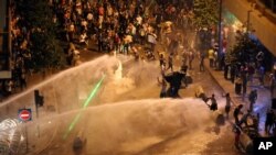 安全部隊使用水炮驅散抗議人群