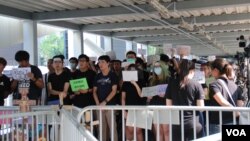 2019年6月14日，香港宗教團體人士面對警察唱聖歌。（美國之音記者申華拍攝） 