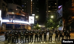 夏洛特市警察面对群众示威坚守防线(2016年9月）