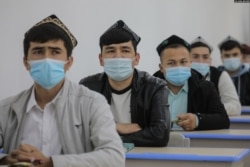 资料照：中国政府组织外国记者参观新疆乌鲁木齐伊斯兰学校里的少数民族学生上课。（2021年4月22日）