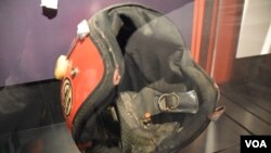 六四死難者王楠遇難時所戴的單車頭盔，子彈從王楠左上額射入，左耳後穿出，頭盔上可見子彈孔。(美國之音湯惠芸拍攝)