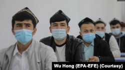 資料照：中國政府組織外國記者參觀新疆烏魯木齊伊斯蘭學校裡的少數民族學生上課。（2021年4月22日）