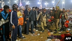 2025年1月29日，印度普拉亞格拉傑市正在進行的大壺節期間發生踩踏事件，警方抬走一名踩踏受害者。