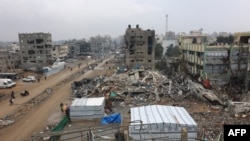 ຜູ້​ຄົນ​ຍ່າງ​ຢູ່​ໃນ​ຕຶກ​ທີ່​ພັງ​ລົງ​ຢູ່​ຕາມ​ຖະໜົນ Saftawi ໃນ​ເມືອງ Jabalia ທາງ​ພາກ​ເໜືອ​ຂອງ​ເຂດ Gaza ໃນ​ວັນ​ທີ 5 ກຸມພາ 2025 ໃນ​ລະຫວ່າງ​ການ​ຕົກລົງ​ຢຸດ​ຍິງ​ໃນ​ສົງຄາມ​ລະຫວ່າງ ອິດສະຣາ​ແອນ ກັບ​ກຸ່ມ Hamas.