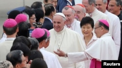 教宗方济各抵达韩国城南市的首尔空军基地，他在韩国总统朴槿惠的陪同下，接受祝愿者的欢迎与致意。
