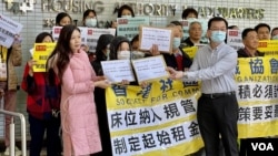 香港社區組織協會等多個民間團體，向房屋委員會代表提交有關規管劣質劏房的”簡樸房”政策”一人一信”意見書，呼籲當局妥善安置受影響劏房居民，並且設立起始租金，以免簡樸房業主大幅加租。(美國之音照片)