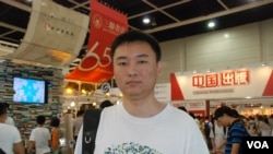 大陸赴港留學生銀同學表示，陳冠中的《裸命》是中港台三地作家少有，關懷少數民族問題的小說 (美國之音湯惠芸)