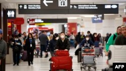 加拿大國際機場有戴口罩的過客。