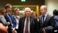 欧盟外交政策负责人何塞普·博雷利(中)于2023年11月13日抵达布鲁塞尔欧洲理事会大楼参加欧盟外交部长会议。欧盟外长当天齐聚一堂，讨论乌克兰局势和以哈战争。 （美联社图片）