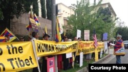 藏人示威者打出“给藏人人权”标语（照片由刘雅雅提供）