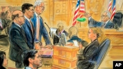 在华盛顿联邦法院，特朗普的前国家安全顾问迈克尔·弗林与律师聆听法官宣判。(2018年12月18日)