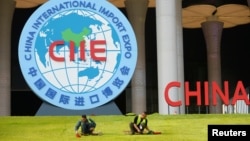 中國工人在上海會展中心為即將開幕的中國國際進口博覽會做準備。 （2018年10月28日）