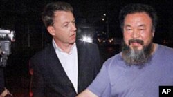 6月22日艾未未在住宅外面和記者握手