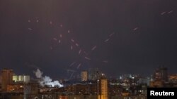 Украинские военнослужащие стреляют по беспилотнику в Киеве, Украина, 21 февраля 2025 года