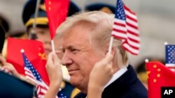 川普與夫人梅拉尼亞乘坐的空軍一號總統專機當地時間11月8日下午抵達北京。