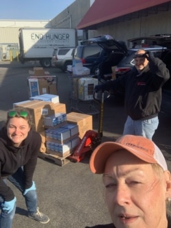 马里兰州的卡登什尔市紧急援助中心（Catonsville Emergency Assitance)义工2020年3月23日到该市的食物银行（Food Bank) 采买了5000磅食物的救济食物。（CEA提供）