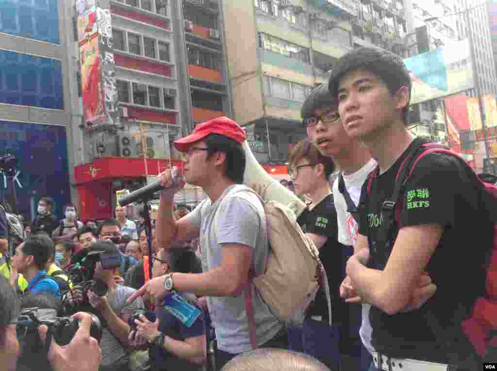 香港警方星期三上午展开强行清场行动（美国之音海彦 拍摄)。