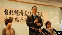 台灣駐港機構台北經濟文化辦事處新任處長朱曦(中)與香港媒體茶敘