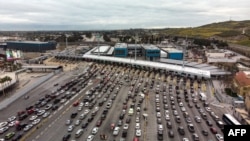 汽车在圣伊西德罗过境点排队，准备从墨西哥的蒂华纳进入美国的圣迭戈(2019年4月4日)