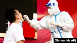 醫護人員在瑞麗為市民檢測新冠病毒（2021年7月5日）