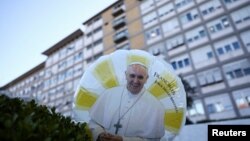 Воздушный шар с изображением папы Франциска возле больницы Джемелли, где Папа Франциск проходит лечение, в Риме, Италия, 4 марта 2025 года